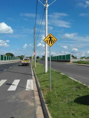 Placas de Trânsito com Tachinhas e Tachões